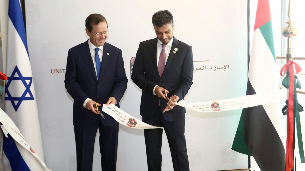 سفير الإمارات في إسرائيل يفتتح سفارة الدولة في تل أبيب رسمياً سفير الإمارات في إسرائيل يفتتح سفارة الدولة في تل أبيب رسمياً