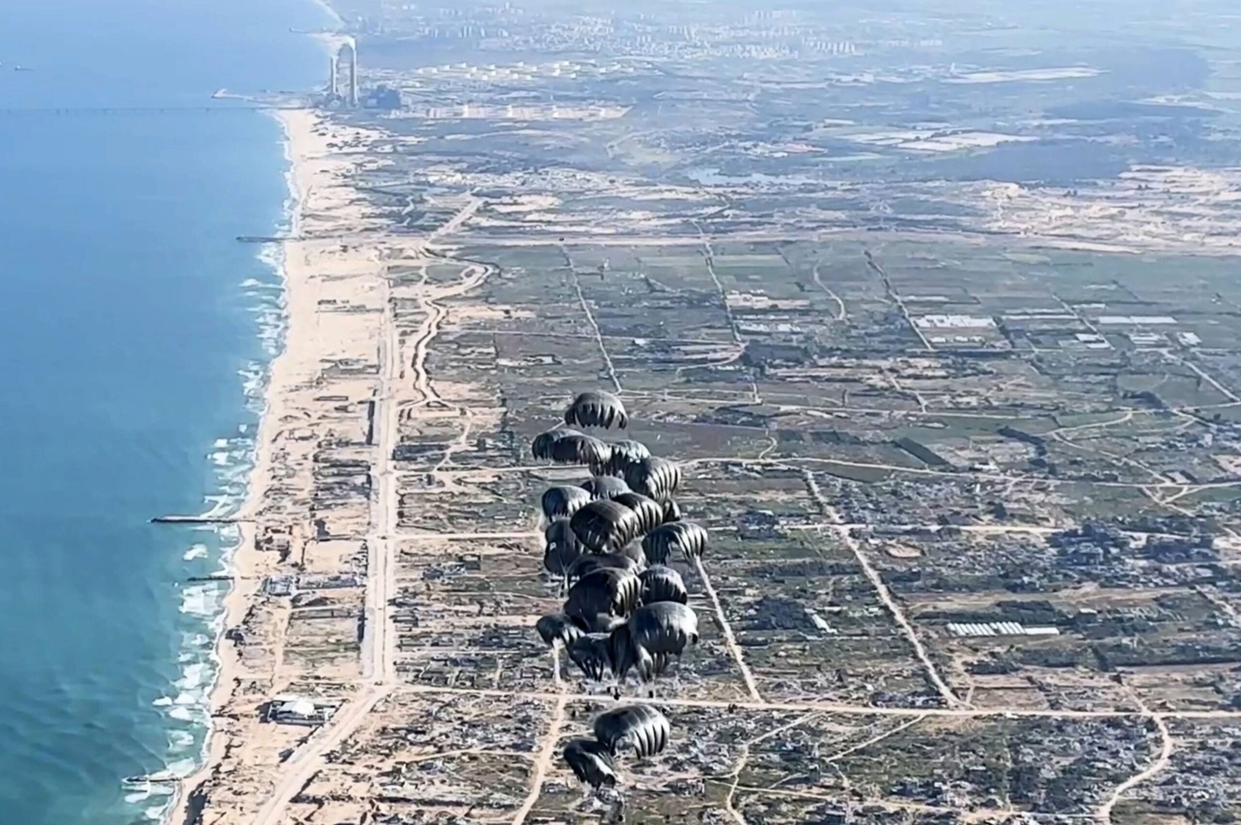 الإمارات ومصر تنفذان الإسقاط الجوي الثامن للمساعدات الإنسانية شمال قطاع غزة