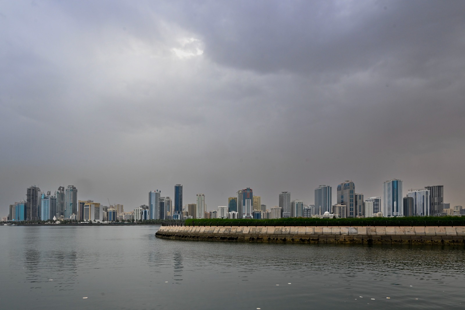 توقعات بهطول أمطار على مناطق متفرقة من الدولة غداً