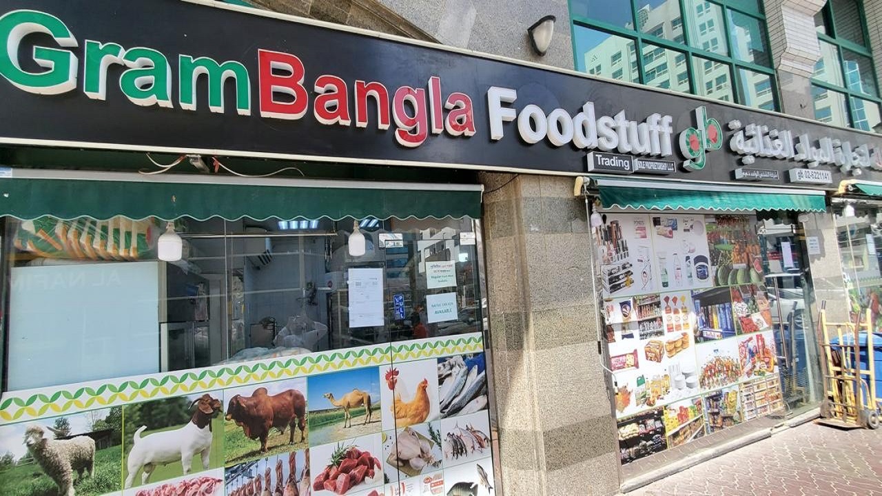 إغلاق منشأة غذائية في أبوظبي بسبب بيع “دجاج مغشوش” ومنتجات منتهية الصلاحية