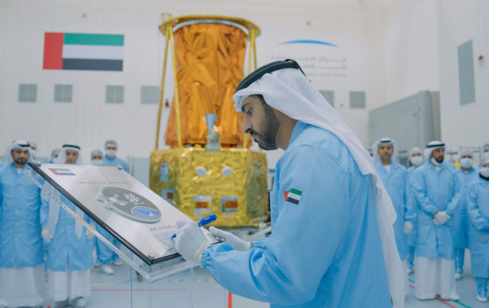 حمدان بن محمد يعتمد إطلاق «محمد بن زايد سات» في أكتوبر المقبل