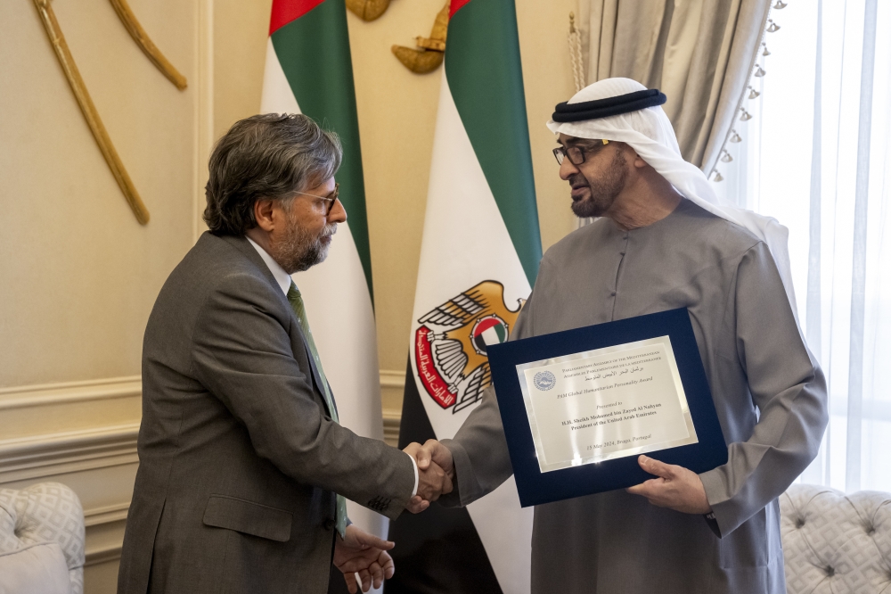 رئيس الدولة يستقبل وفد برلمان البحر الأبيض المتوسط ويتسلم جائزة “الشخصية الإنسانية العالمية”