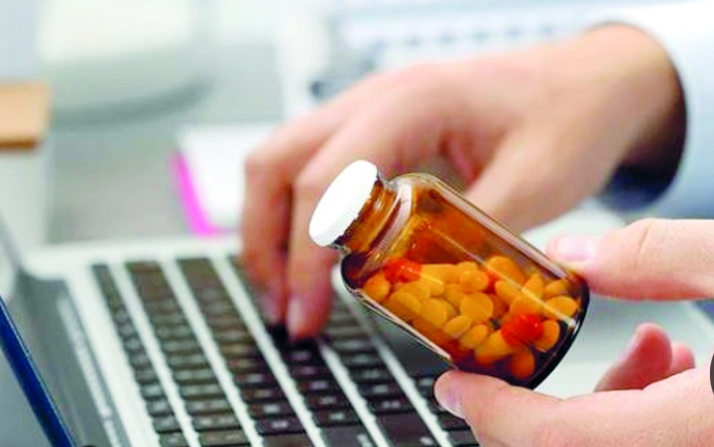 أطباء يحذرون من شراء الأدوية عبر الإنترنت