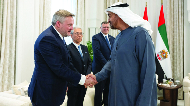 رئيس الدولة يستقبل عدداً من الشركاء والمستثمرين في مشروع «أدنوك» للغاز بالرويس